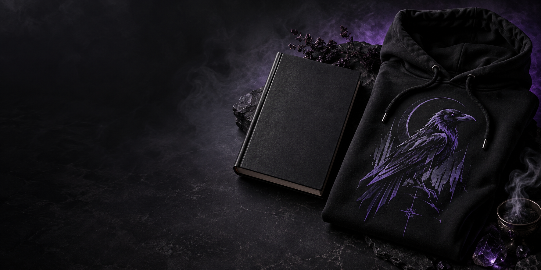 Livre sombre et sweat noir au corbeau violet